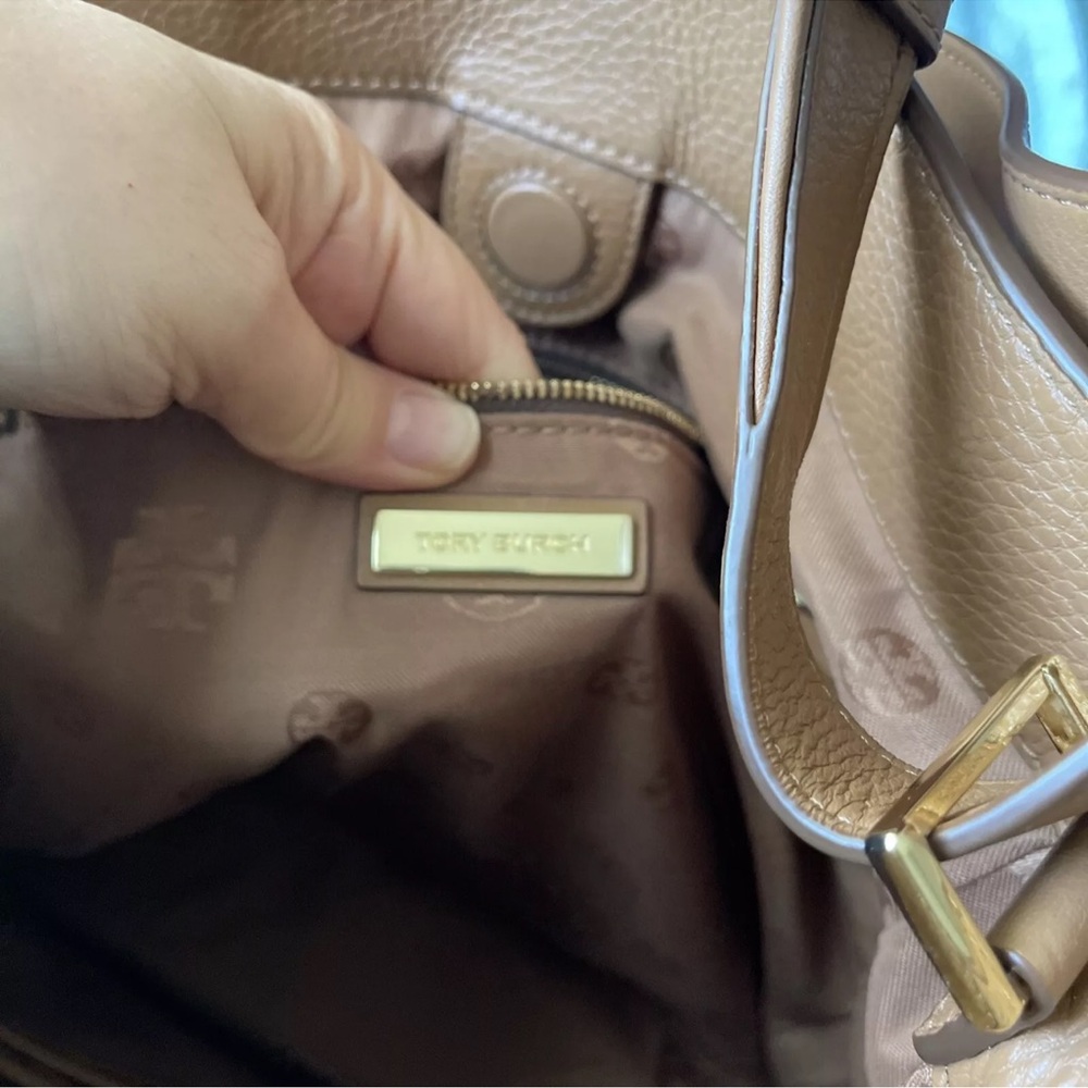 Tory Burch Robinson Expandable Hobo and Wallet - Picture 14 of 16
